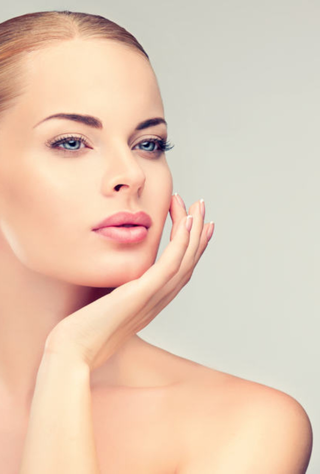 يعمل الحليب على تفتيح البشرة وتوحيد لونها والقضاء على التجاعيد