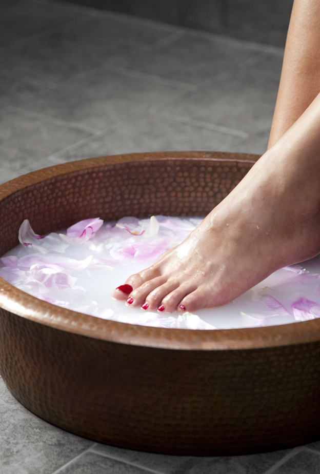 طبقي سكراب الليمون والسكر لقدميك