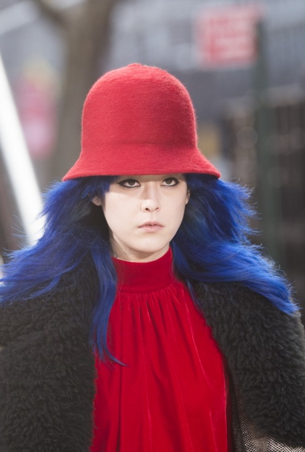 القبعة الحمراء من مارك جيكوبز