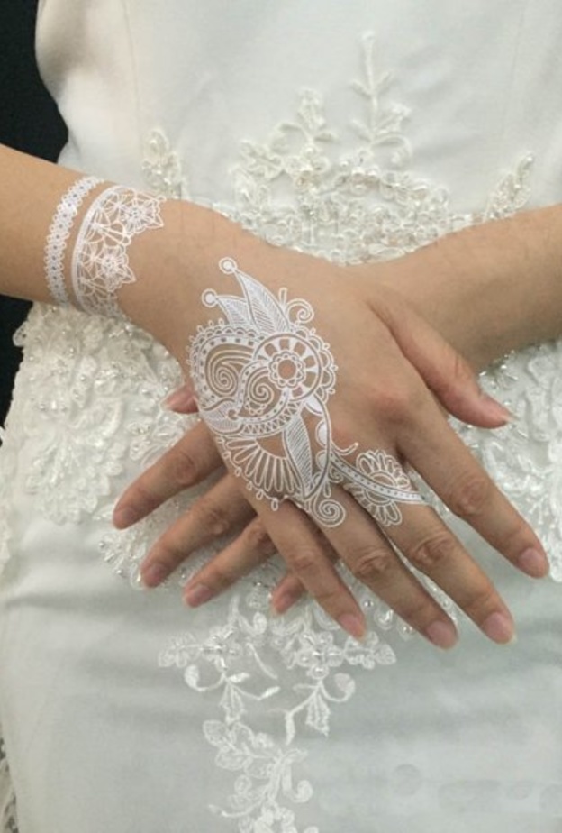 ليلة الحناء تسبق حفل الزفاف بيوم واحد