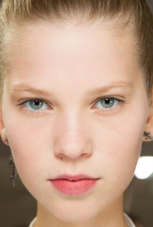 صبغ الحواجب بألوان الأصفر من دار غوتشي Gucci