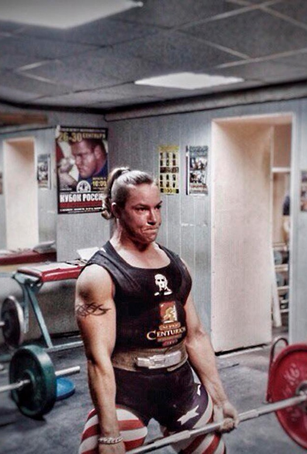 أوكسانا كوشيليفا حملت الرجل ووضعته في سيارتها بسهولة