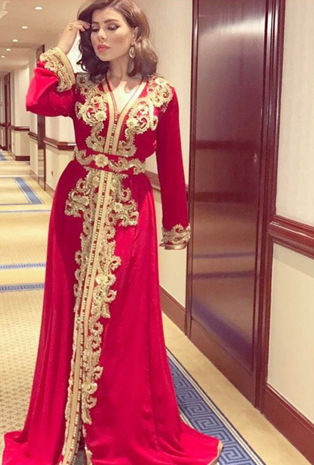 قفطان مغربي باللون الاحمر