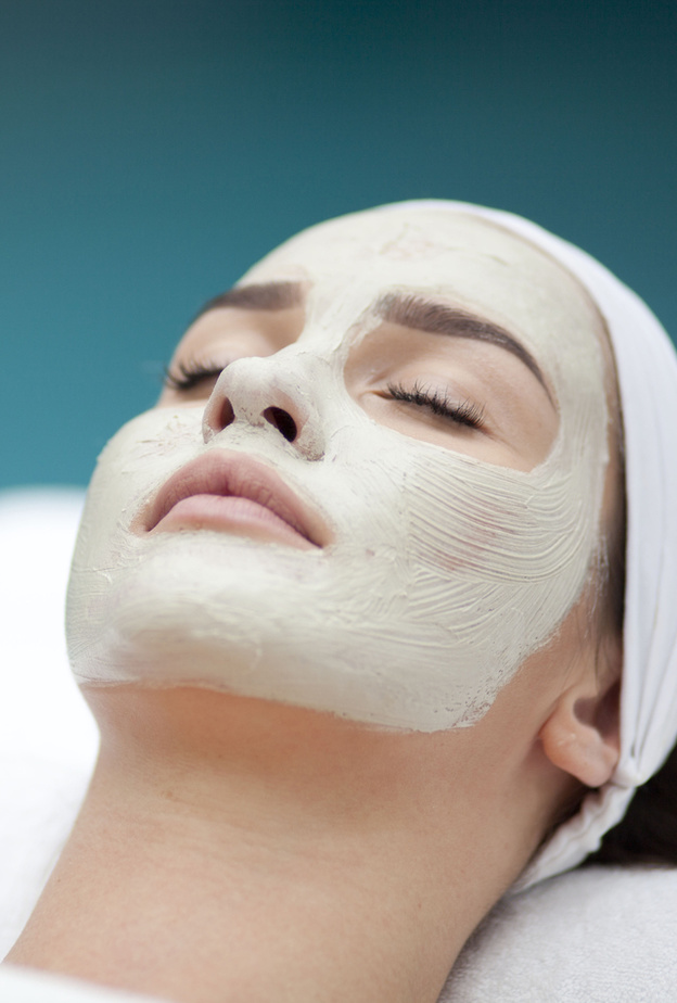 تعمل الخميرة على تخفيف لمعان البشرة وجعلها أكثر انتعاشاً  