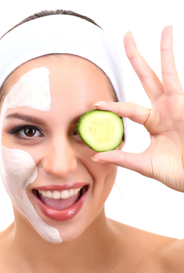 يعمل الخيار كمرطب ومطهر للبشرة