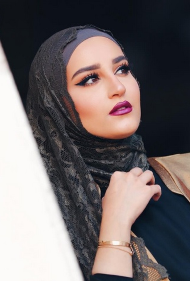 الطرحة الدانتيل المنسدلة على الجوانب احدث صيحات موضة الحجاب