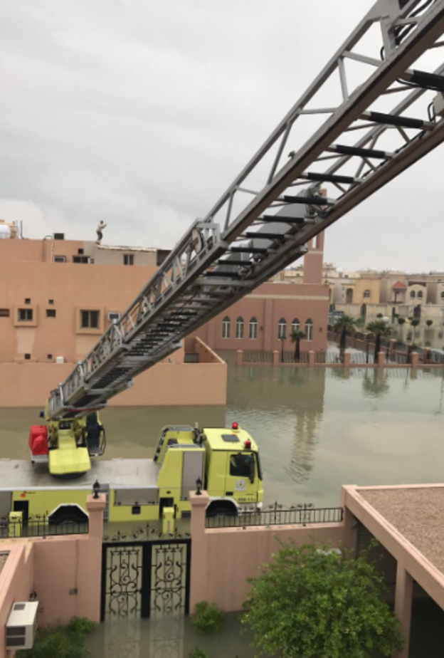 الدفاع المدني ينقذ أسرة سعودية غرقت سيارتها في مستنقع ميا