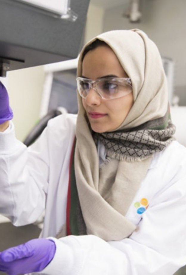 طالبة الدكتوراه دلال العزي حائزة على جائزة الطالبة المتميزة
