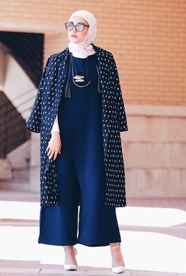 دلال الدوب باختياراتها الانيقة للجاكيت الطويل