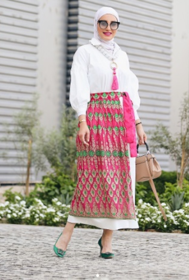 ملابس محجبات كاجوال مع التنورة اللماعة والوردية من اختيار مرمر