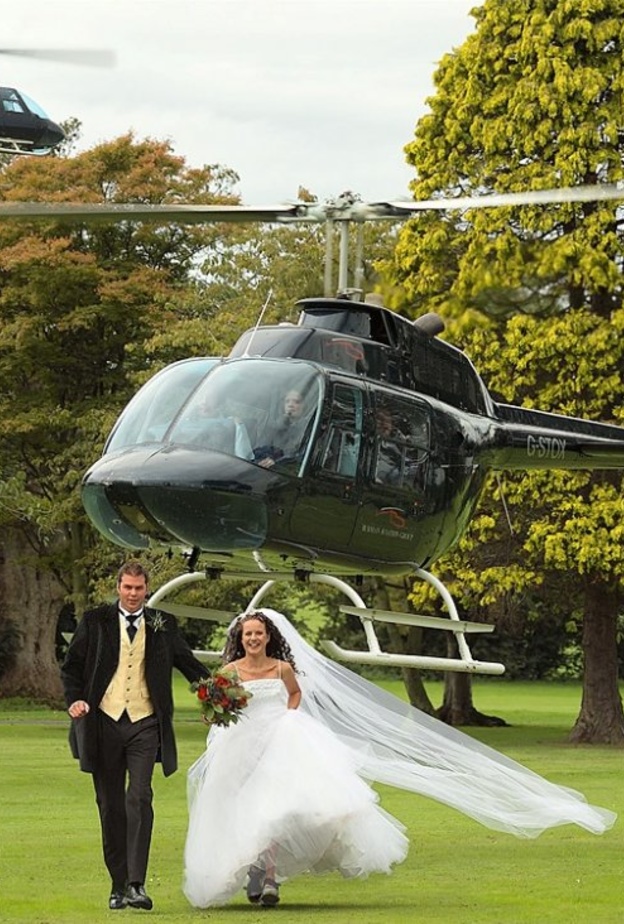 المروحية تحلق على ارتفاع منخفض جدا