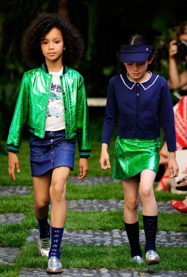 ملكات صغيرات بفساتين بسيطة وناعمة