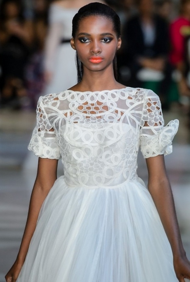  الدّانتيل من العلى في فستان راقي من دار كارولينا هيريرا