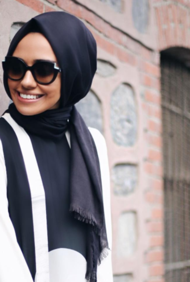 هوليا اصلان تعتمد نقشات الحجاب مع نظارة كبيرة. ما رأيك