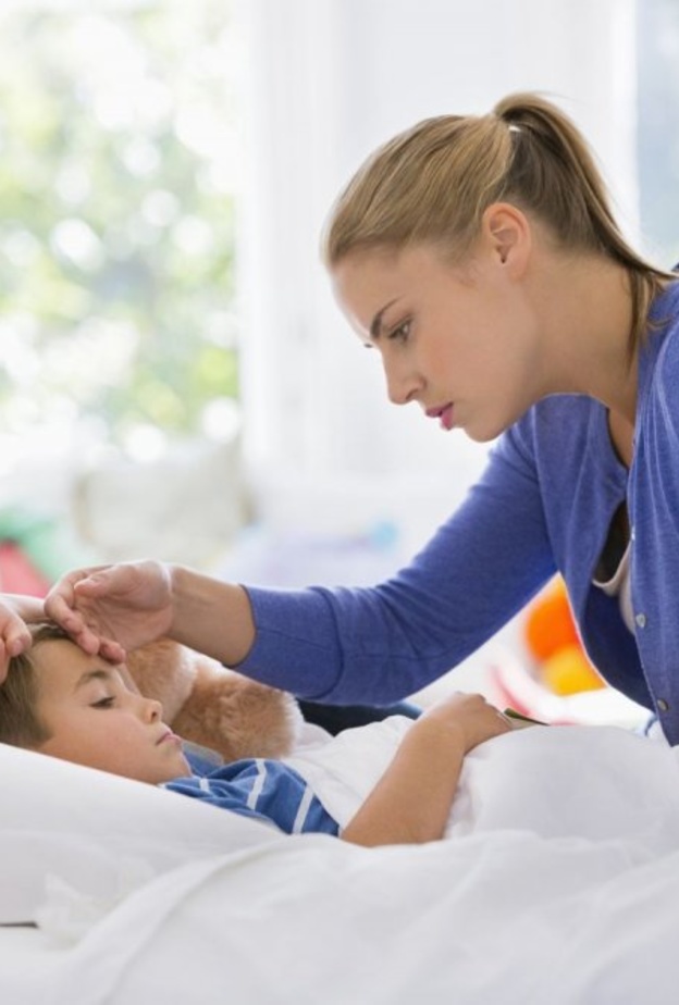  الطرق الامنة والصحيحة في خفض حرارة الطفل