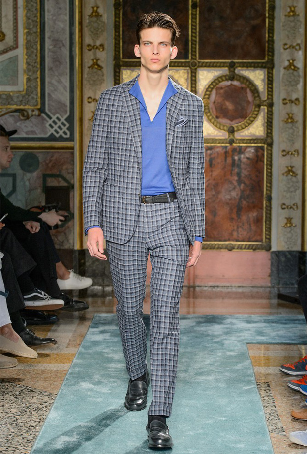 لون الرّمادي لاجمل للبدلات مع تقليمات Agnes Bخفيفة جدّاً