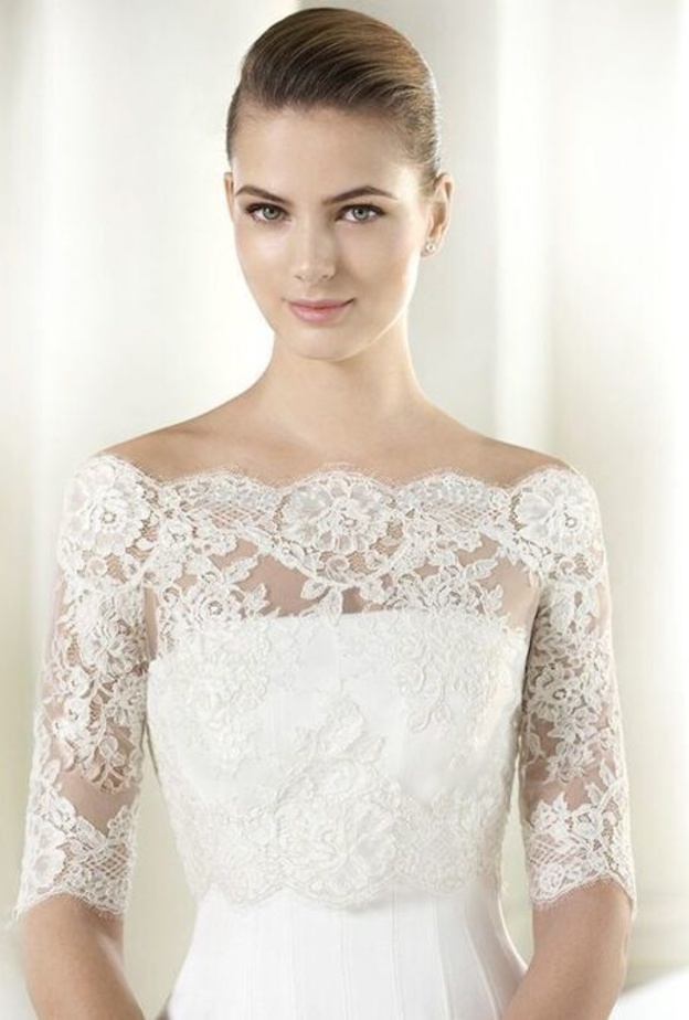 بوليرو من الدانتيل مكشوفة الاكتاف للعروس