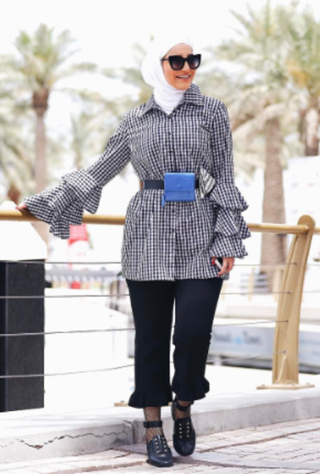 ندى ندير بقميص أبيض مقلّم بالاحمر