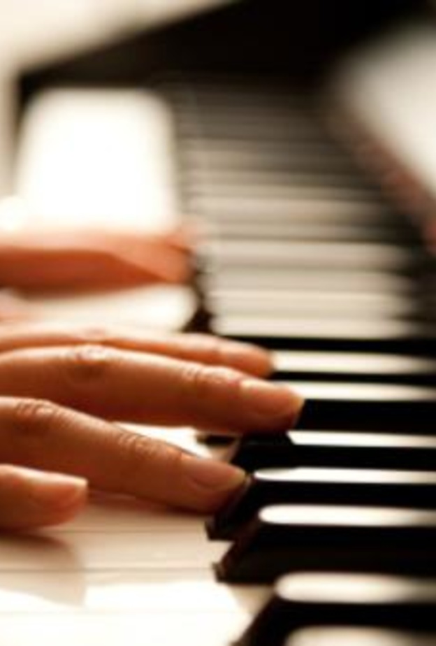 دورة لتعليم الفتيات العزف على البيانو في جدة