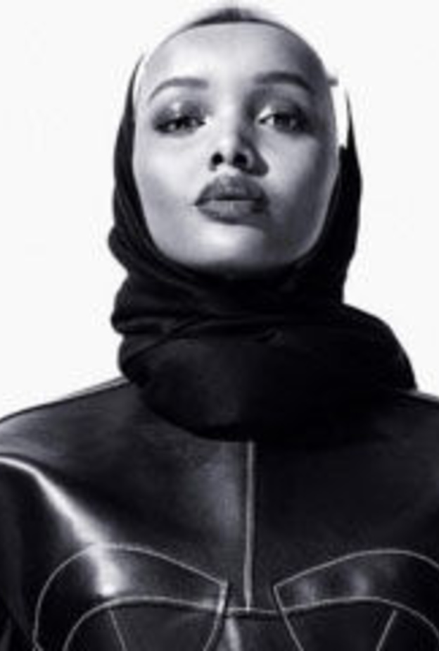 عارضة الأزياء حليمة عدن محجبة على منصة العرض