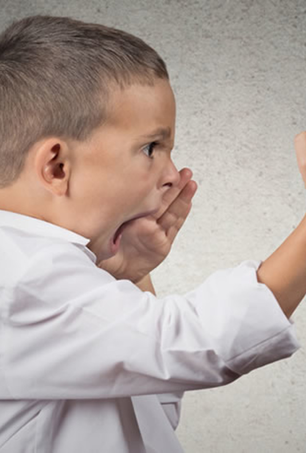 كيفية التعامل مع الطفل الذي يضرب امه