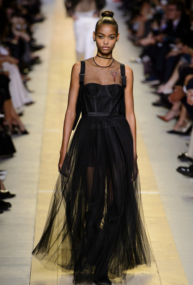 فستان يقف بين الجرأة والاحتشام من دار اليزابيتا فرانشي