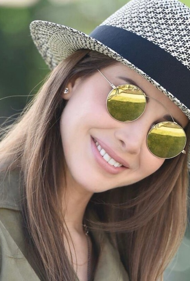 نانسي عجرم بنظارات ذات عدسات دائرية