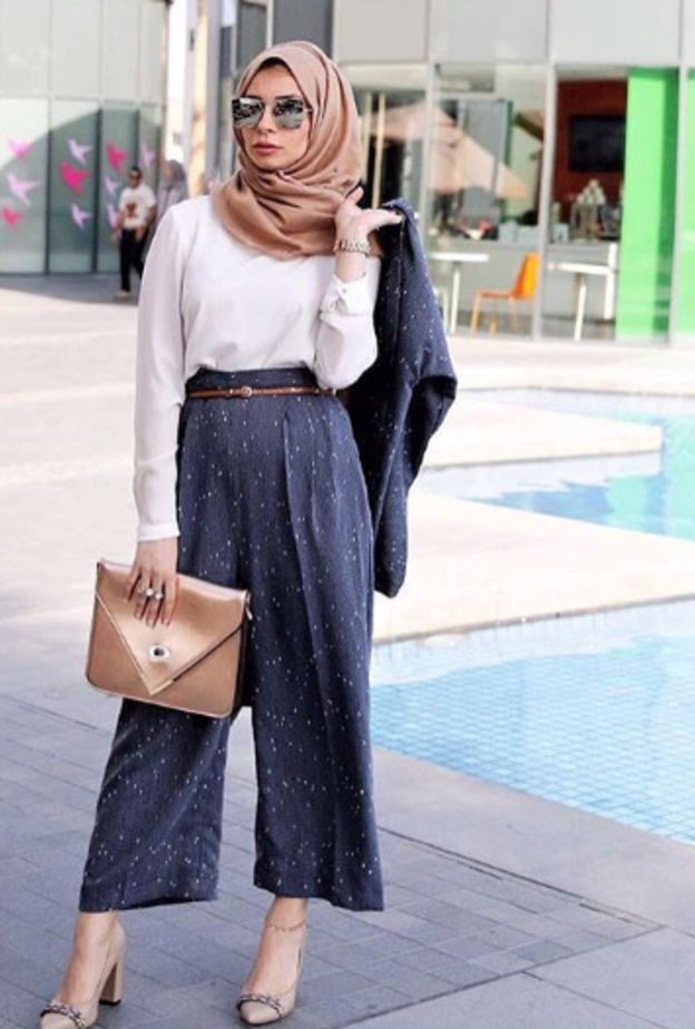 لينا الغوطي لا تعتمد إلا سراويل الخصر العالي والواسعة