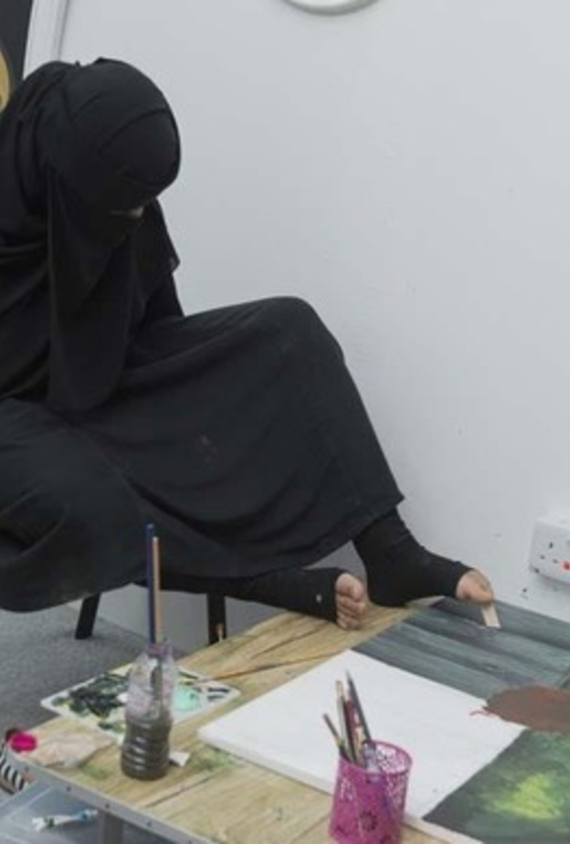 هيلة المحيسن تقاوم الاعاقة بالرسم بقدميها