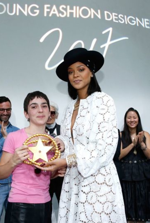 كرال لاغرفيلد مع الفائزة المصصمة الشابة Marine Serre