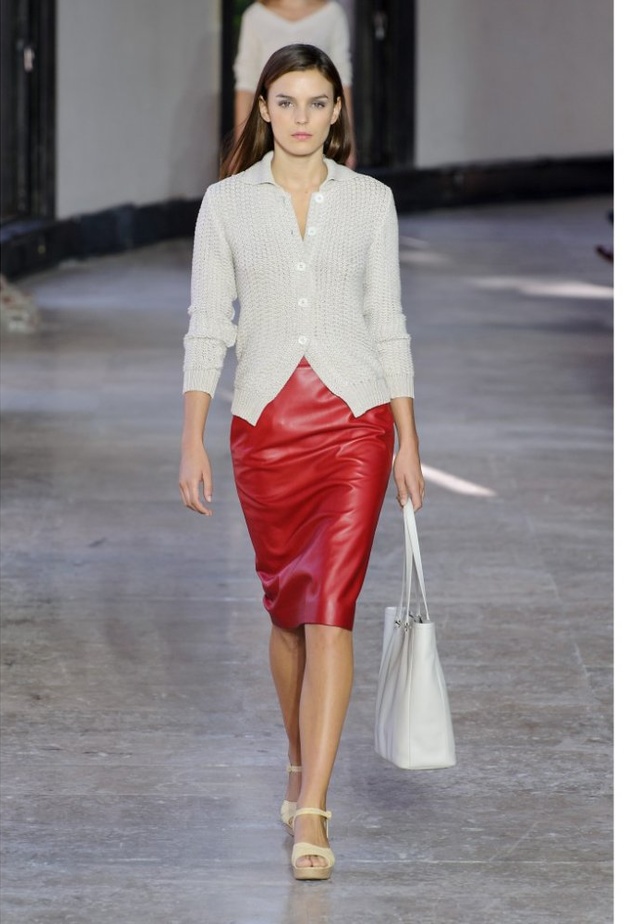 Agnes B في تنورة جلدية راقية باللون الاحمر الجريء