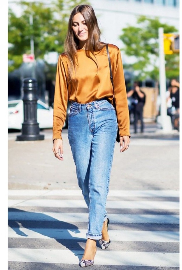 ارتدي قميص الساتان مع الجينز لإطلالة صباحية