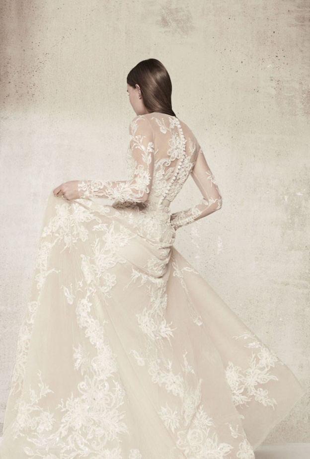 فستان زفاف ايلي صعب بقصة مميزة و مثيرة على الصدر من مجموعة ربيع 2018