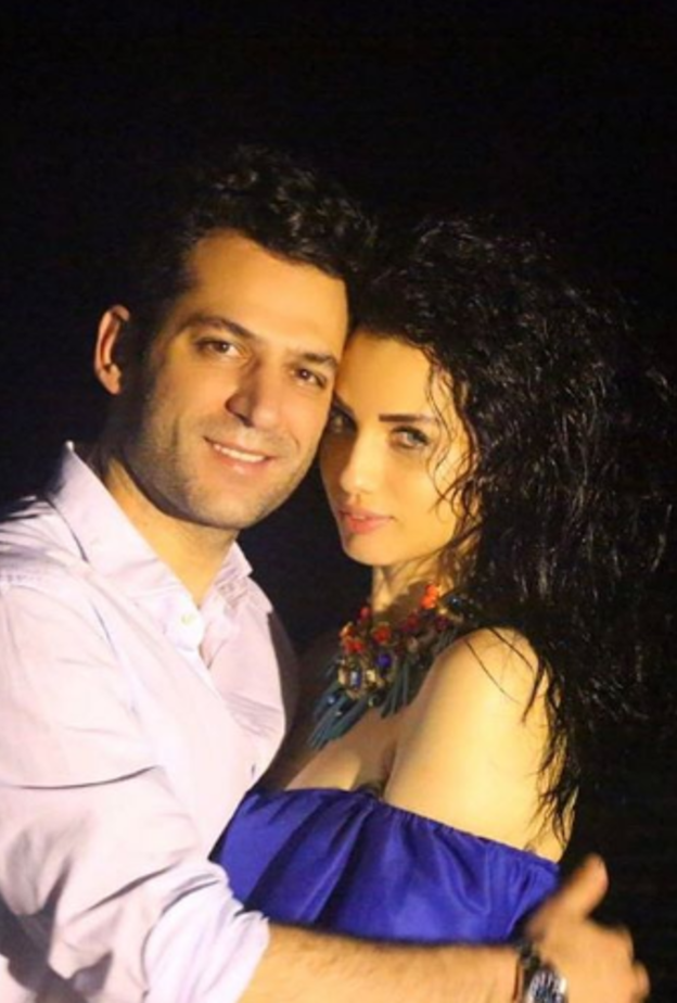  ايمان الباني ومراد يلديريم بإطلالة بتموّجات الازرق