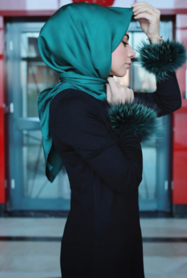  ايفلي تركّز عللى الرّقي والالولن في لفات حجابها