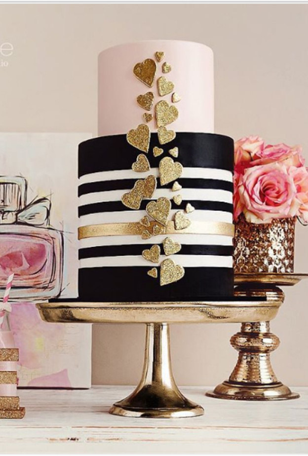 كعكة الزفاف المزينة بأشكال قلوب ذهبية