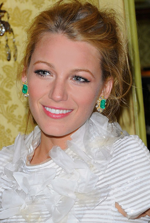 بليك ليفلي ترتدي أقراط ماس ومرجان من لورين شوارتز