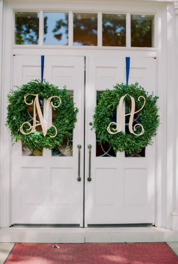 إكليل الزهور الذي يحمل الحرف الأول من اسم العروس-العريس