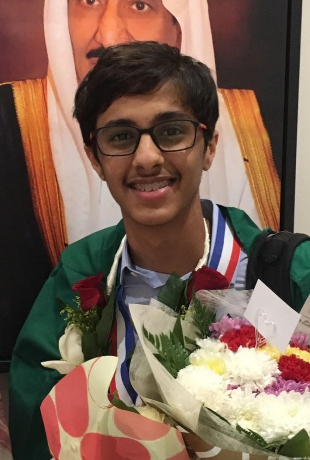 فارس يقبل راس والدته لحظة وصوله جدة