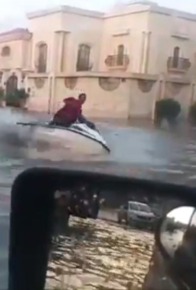 مياه الأمطار أغرقت الحي الذي تواجد فيه الشاب بالجيت سكي