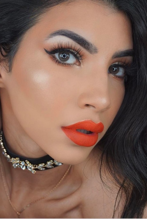 تقدم ليالي دروس المكياج في الانستقرام