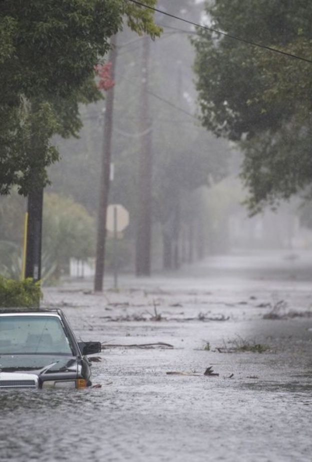 مياه السيول غمرت ثلث مساحة بنجلادش
