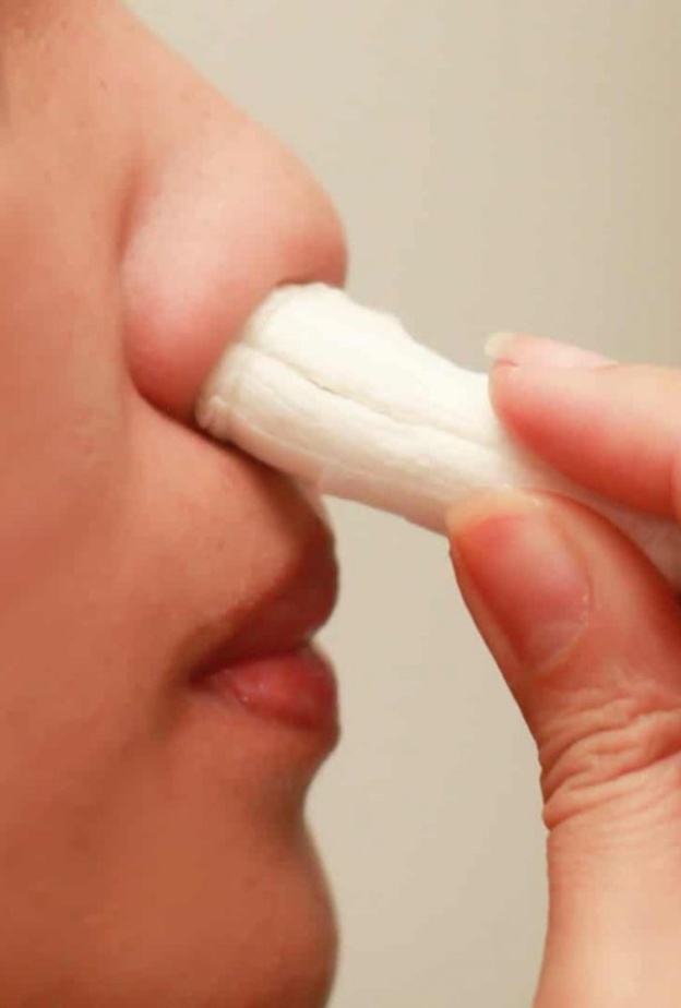 وضع الشاش بطريقة معينة لوقف نزيف الانف