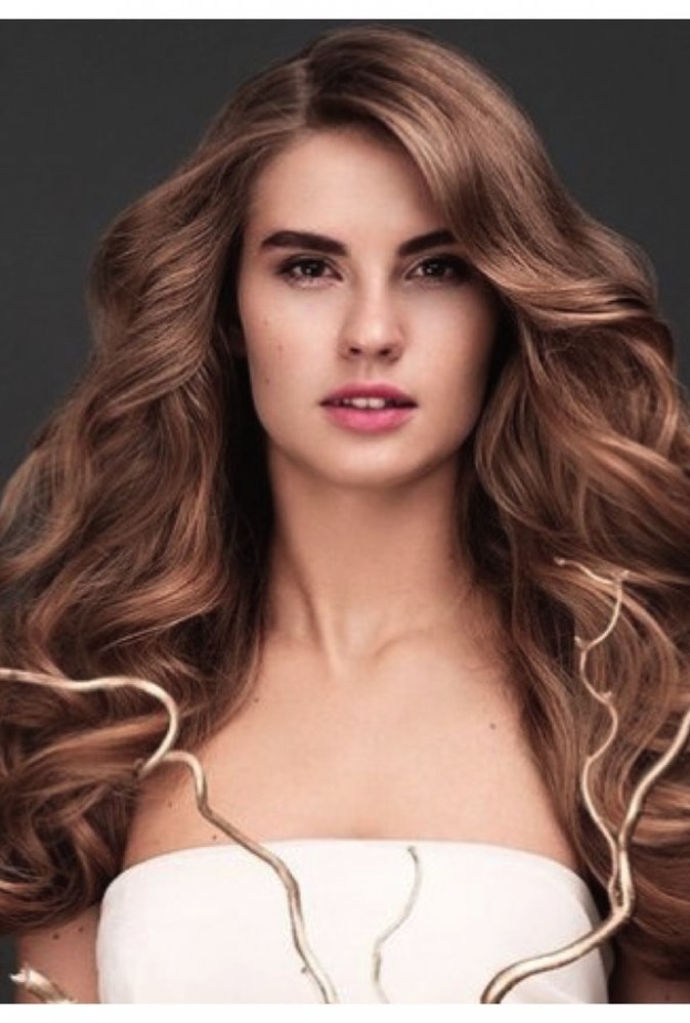 صبغة الشعر الاشقر المائل الى البرتقالي من الخيارات المثالية لصاحبات البشرة البيضاء