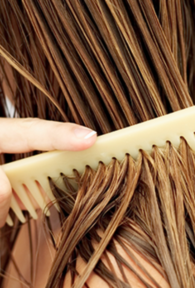 تسريح الشعر بشكل خاطيء من اسباب تساقط الشعر