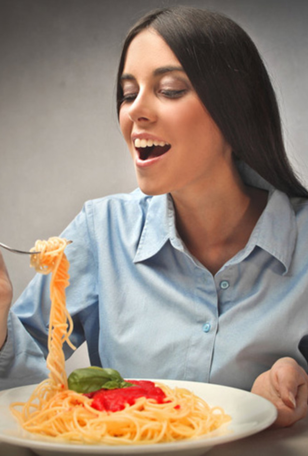 الشعور بالذنب من تناول الطعام يسبب الشراهة في الأكل