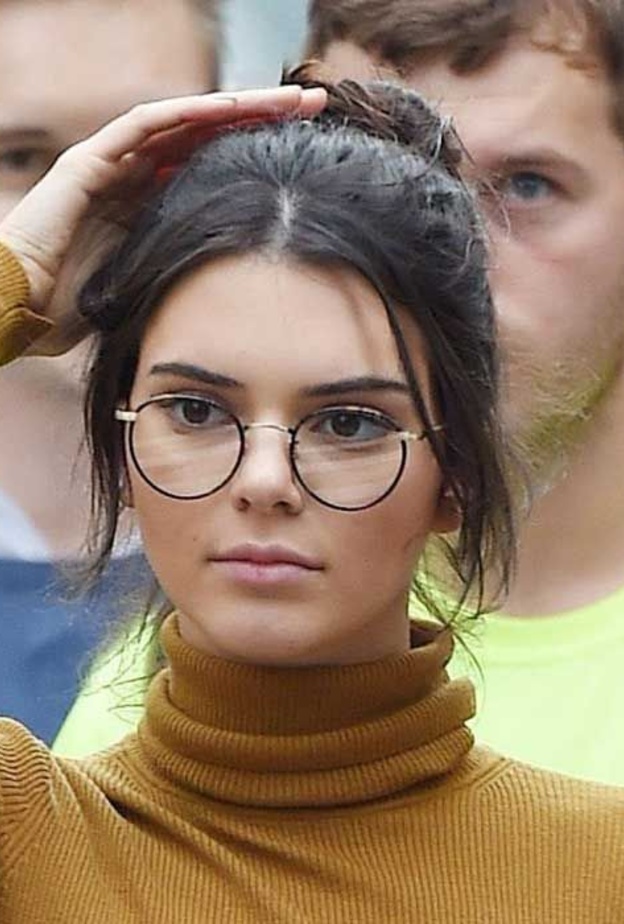 النظارات الشمسية ذات العدسات الشفافة مع بيلا حديد Bella Hadid