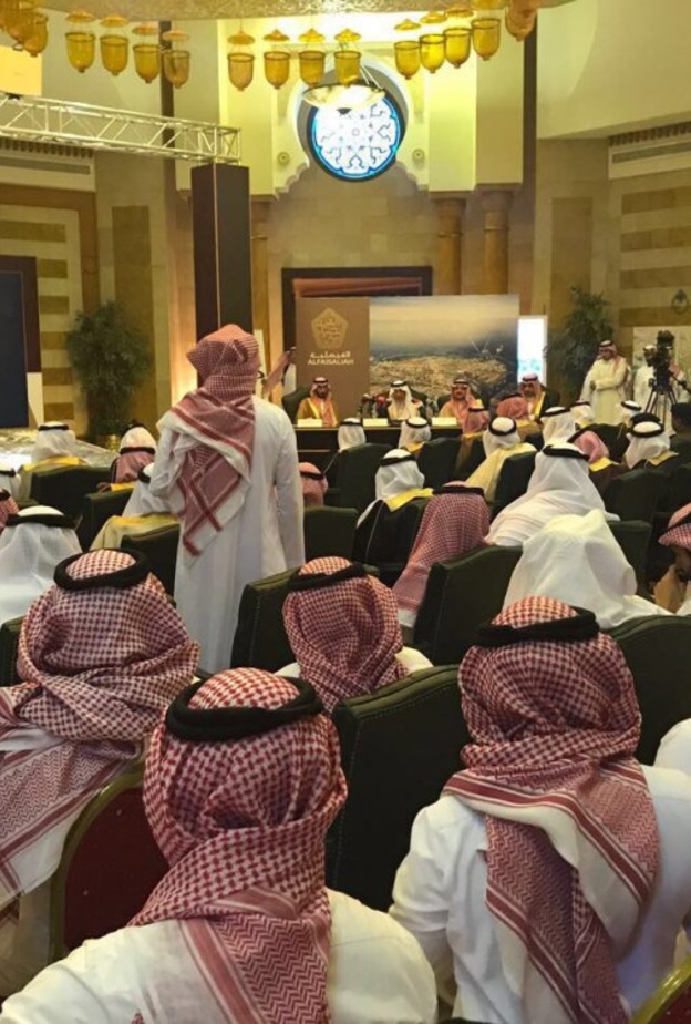 الأمير خالد الفيصل أثناء المؤتمر الصحفي 