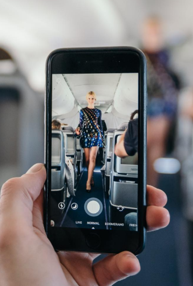 ركاب الطائرة استمتعوا بالعرض الذي قدمه المصمم Rubin Singer