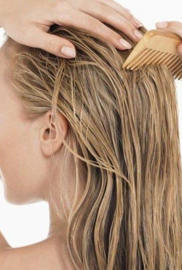 أفضل الطرق الطبيعية لتنظيف فروة الرأس